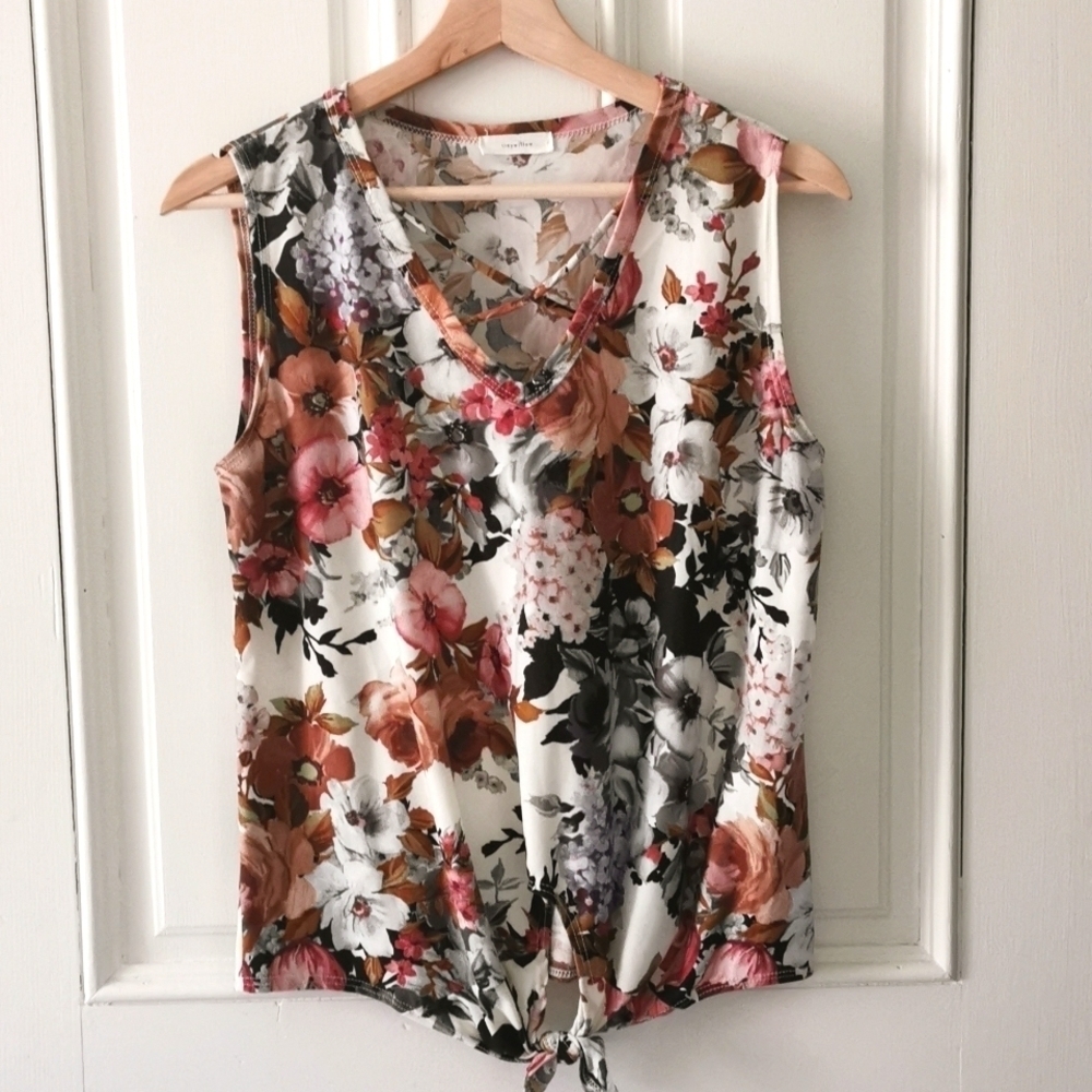 Tiny Willow floral sleeveless tee. Size Medium. EUC